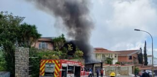 Tres vehículos se quemaron en un incendio en San Antonio