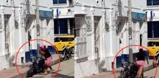 Destruye la moto de su esposo tras encontrarla afuera de un hotel