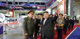 Kim Jong-un y ministro de Defensa ruso llegan a la exposición de armas en Pionyang