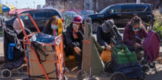 Migrantes duermen en buses y calles en Nueva York