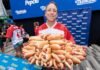 Coronan al nuevo rey del «hot dog» en Nueva York