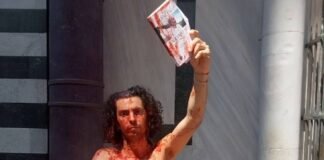 Activistas climáticos se arrojan salsa de tomate frente al Baptisterio de Florencia