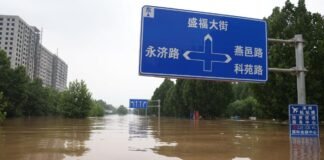 Varios vehículos caen al río tras inundaciones en China