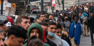 Massachusetts declara estado de emergencia ante la falta de albergues y el aumento de familias migrantes