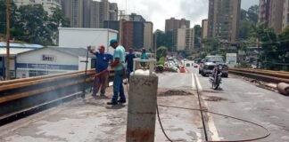 “Están trabajando como en las cavernas”