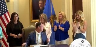 Gobernador de Oklahoma firma una orden ejecutiva que defiende el sexo biológico frente a las imposiciones trans