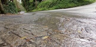 Reportan bote de aguas blancas en calle Juan Bosco