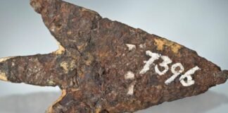 La punta de flecha fabricada con material extraterrestre