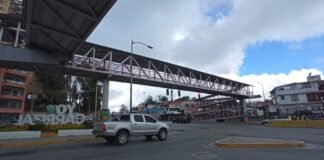 En el Km 25 de la Panamericana: Peatones indecisos entre ser atropellados o ser robados al usar la pasarela