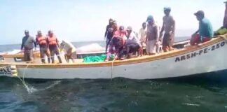 Buscan a pescadores desaparecidos tras zarpar desde Vargas