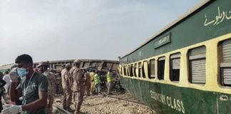 Al menos 15 muertos y más de 40 heridos al descarrilar tren en Pakistan (+ vídeo)