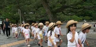 Los niños japoneses no caminan como los demás