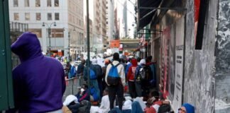 Nueva York evalúa una prisión cerrada en Manhattan para migrantes