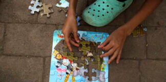 Niños venezolanos ocultan el dolor de la migración jugando