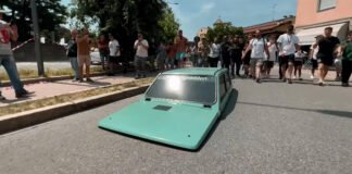 Cortan un carro a la mitad y aún sigue funcionando