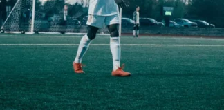 Un rayo mata a un futbolista y a su entrenador