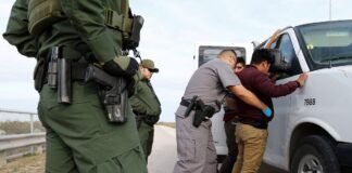 Migrantes demandan a Texas por detenciones sin el debido proceso