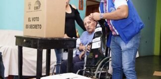 Comienzan elecciones presidenciales en Ecuador con el «voto en casa»