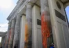 Activistas pintaron la Puerta de Brandeburgo