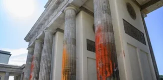 Activistas pintaron la Puerta de Brandeburgo