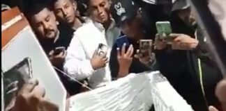 Velorio criminal en Ecuador: meten armas a su ataúd para despedirlo (+ video)