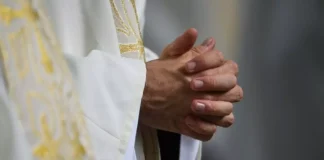 Sacerdote que organizó orgía se queja de ataques a la Iglesia