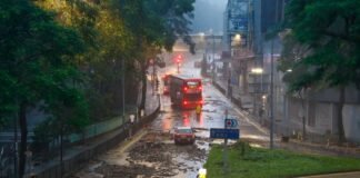 Un temporal sin precedentes en 140 años causa graves inundaciones en Hong Kong
