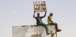 Miles de personas protestan por segundo día en Niamey contra Francia