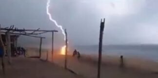 Dos personas fueron alcanzadas por un rayo en playa de Aquila, Michoacán (+ vídeo)