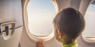 Una aerolínea hace una zona ‘prohibida para niños’ en el avión con paredes y cortinas