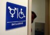 Una nueva ley exigirá que los baños de las escuelas en California sean neutros en género en 2026