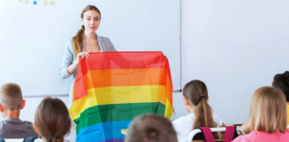 Madre de California llega a un acuerdo por $100.000 alegando que la escuela «transformó socialmente» a su hija