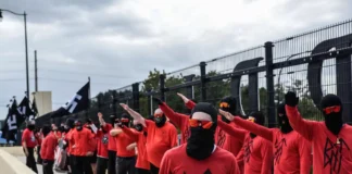 Un grupo de supremacistas blancos marchó hacia Orlando con banderas neonazis gritando “Heil Hitler”