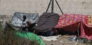 Migrantes usan las barricadas de frontera México-EEUU para instalar campamento