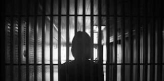 Una mujer mata a puñaladas a su exesposo el día del divorcio: la sospechosa de 21 años fue detenida