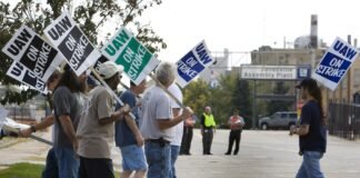 EEUU: Huelga paraliza tres plantas de automóviles