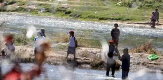 Texas registra nueva ola masiva de migrantes y muerte de dos, incluido un niño