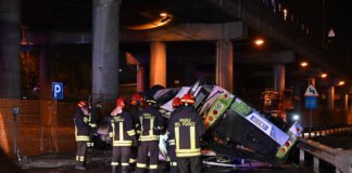 Más de 20 muertos al caer autobús desde un puente en Italia