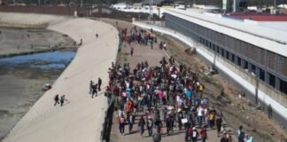Se desata caos en la frontera: estampida de migrantes cruza a EE.UU