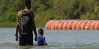 Texas pide a una corte poder mantener las boyas en el Río Grande