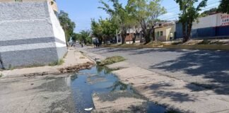 Aguas negras invaden la Av. 54 de La Sorpresa en Puerto Cabello