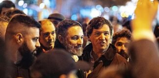 El periodista estadounidense Tucker Carlson acompañó a Abascal en la manifestación de Ferraz