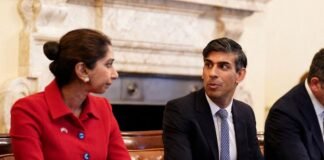 Primer ministro británico destituye a su ministra del Interior tras sus críticas a la Policía