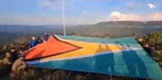 Guyana sube la tensión e iza la bandera de su país en el Esequibo