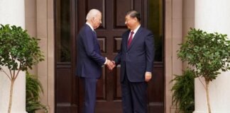 Biden y Xi inician su reunión sonrientes y con apretón de manos