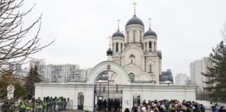 El Kremlin evita comentar la peregrinaciones de rusos a la tumba de Navalni