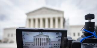 Corte Suprema de EEUU bloquea temporalmente ley de Texas que permite a policía detener a migrantes