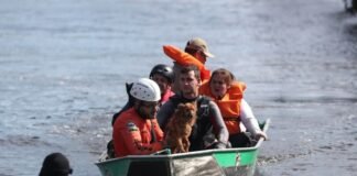 Rescatan a personas con hipotermia que seguían en casas inundadas en Brasil