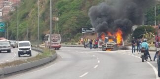 Un camión se incendió en la salida de Caricuao