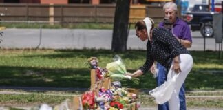 Uvalde recuerda los dos años del tiroteo llamando a prohibir las armas largas